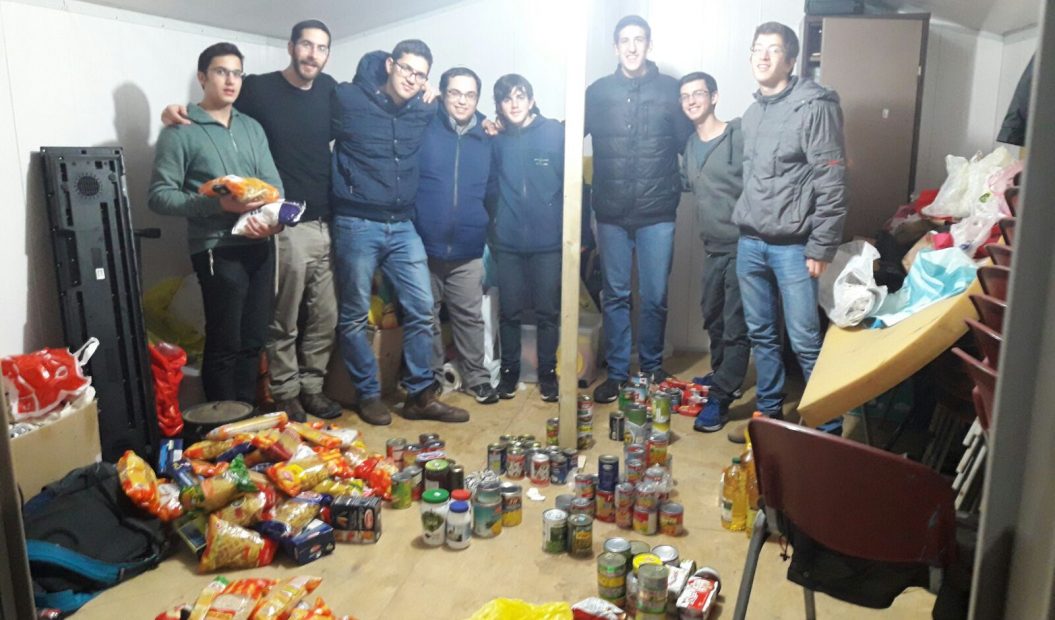 קבוצת נוער אוספת מצרכי מזון למשפחות הזקוקות לו