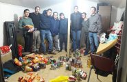 קבוצת נוער אוספת מצרכי מזון למשפחות הזקוקות לו